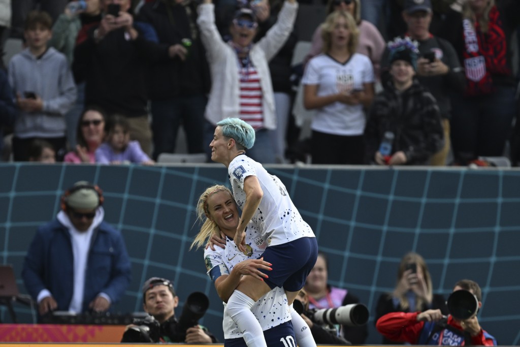 美国女足队长连丝凯伦(Lindsey Horan)射入第三球跟老将连宾露庆祝。美联社