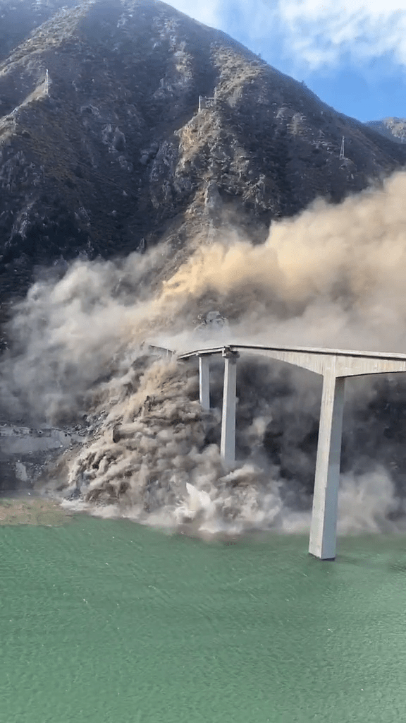 四川阿壩紅旗特大橋垮塌。