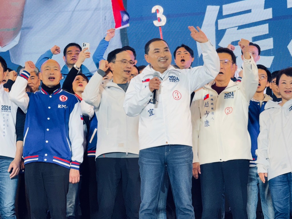 國民黨候選人侯友宜在選前之夜上台致詞。 中時