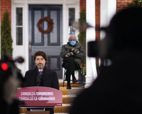 加拿大總理杜魯多都利用這張桑德斯照片宣傳防疫。杜魯多Twitter