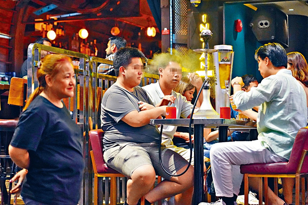 煙民團體「煙語知聲」收近千次留言,質疑控煙令「香港無晒繽紛」,煙民最關心煙民的選擇權、煙稅和私煙問題。