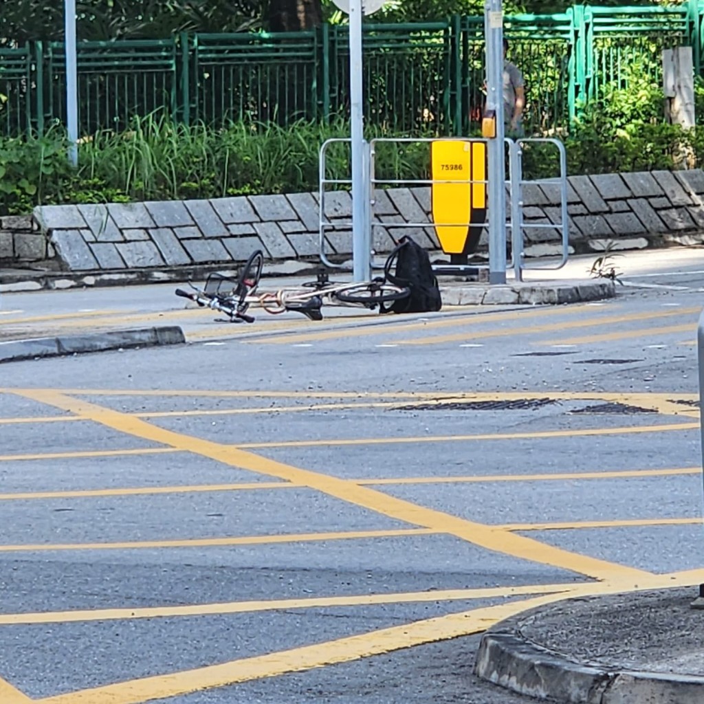 現場有一輛單車及一個背囊。網上圖片