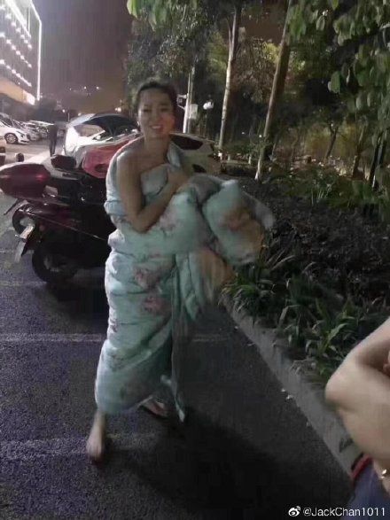 民眾全裸裹浴巾逃命。網上圖片