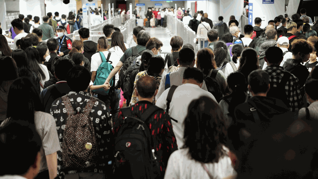五一黃金周踏入第3日,截至下午4時,本港有36萬人次出入境,當中以羅湖管制站最繁忙。資料圖片