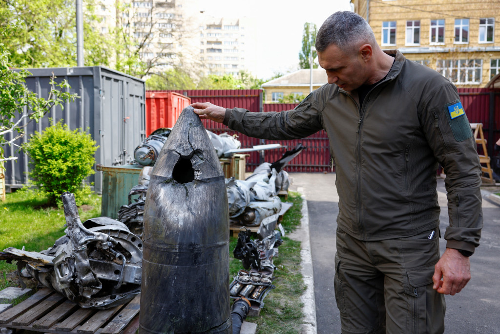 基辅市长在乌克兰基辅的科学研究所大院展示了一枚早前被击落的俄罗斯高超音速导弹弹头。路透