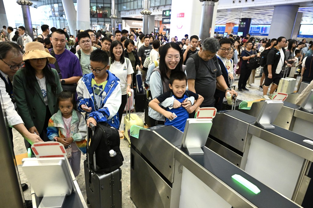 国庆黄金周踏入最后一日，西九龙高铁站有不少游客离港。锺健华摄