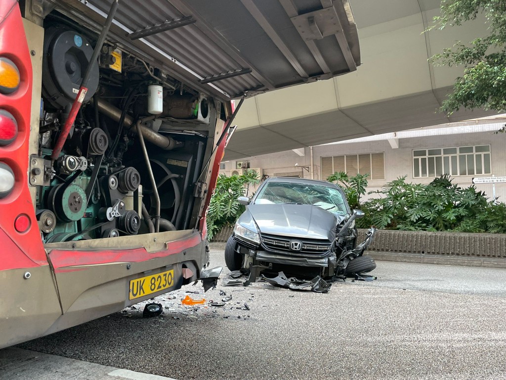 私家車車頭嚴重損毀。林賓尼攝