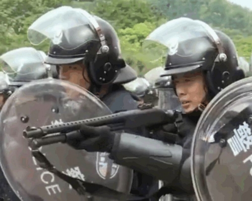 深圳灣體育中心在去年有近萬名武警及大批軍車聚集。網圖
