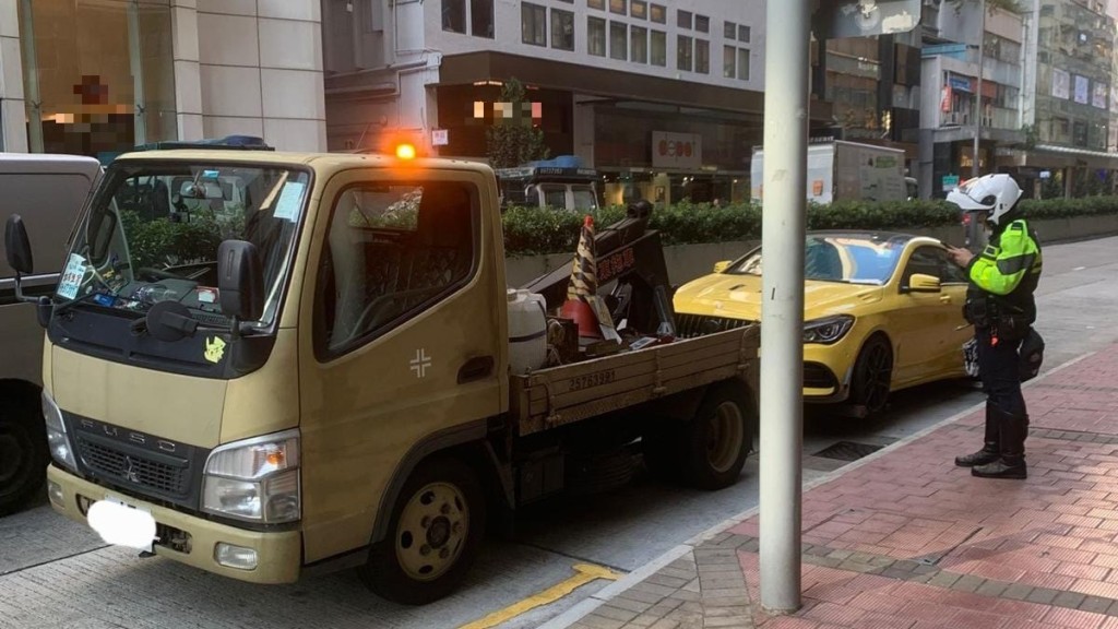 警湾仔黑点执法行动，拖走一因对道路做成不必要的阻碍的私家车。警方图片