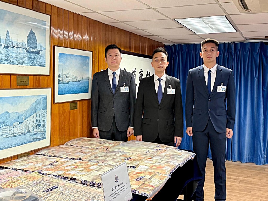 警方展示相關證物。 警方展示相關證物。