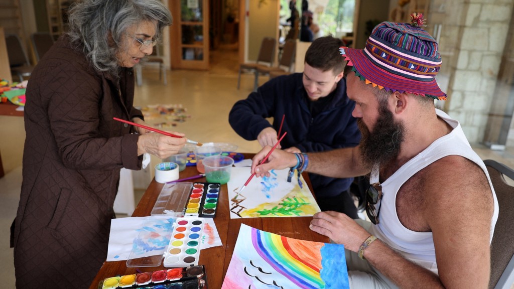 以色列音乐祭幸存者透过画画治疗心灵创伤。 路透社