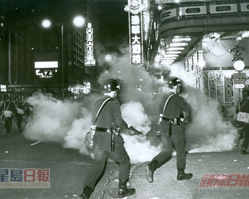 警方施放催淚彈驅散滋事份子。資料圖片