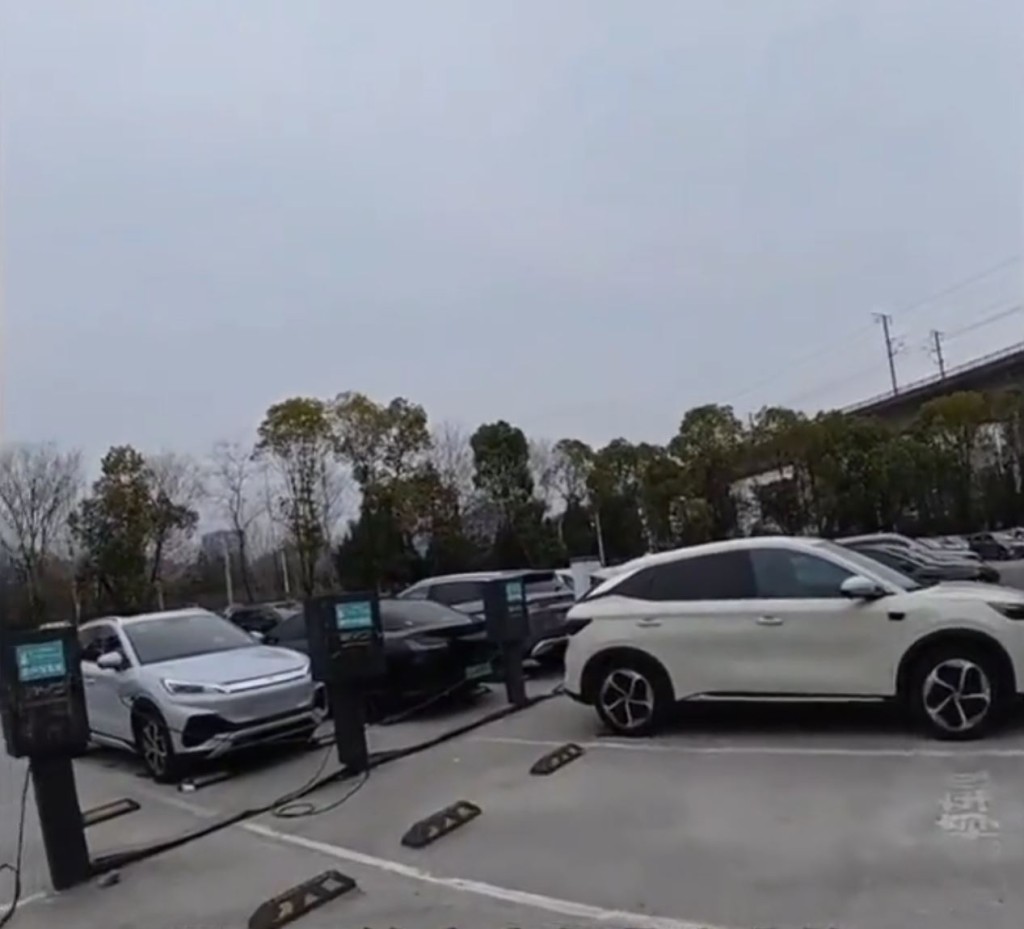 庞先生被指霸占比亚迪4S店的充电位。