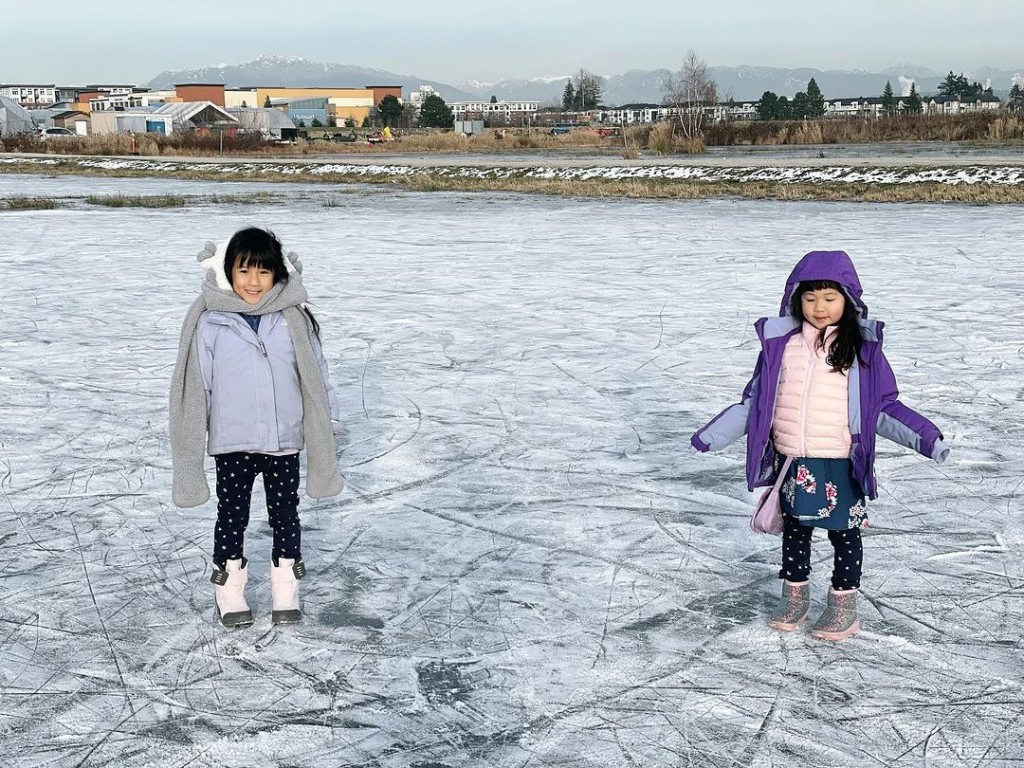 上月中，張嘉兒帶女兒去行冰。