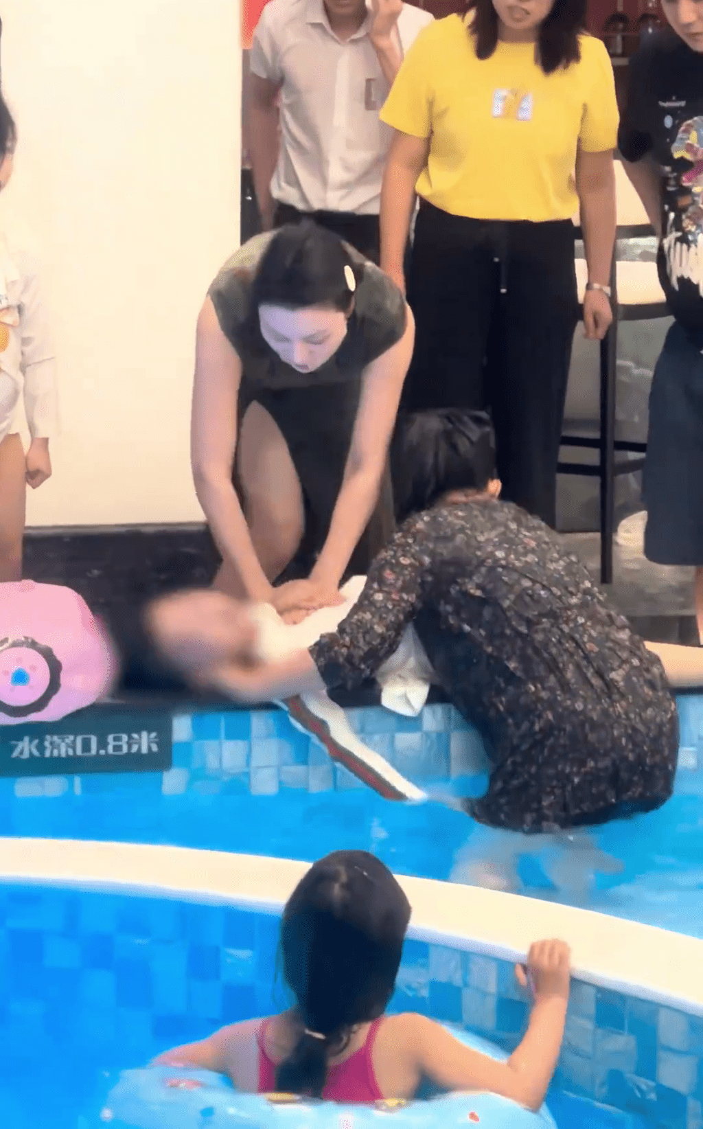 「面膜女俠」衝上前為女孩做CPR。