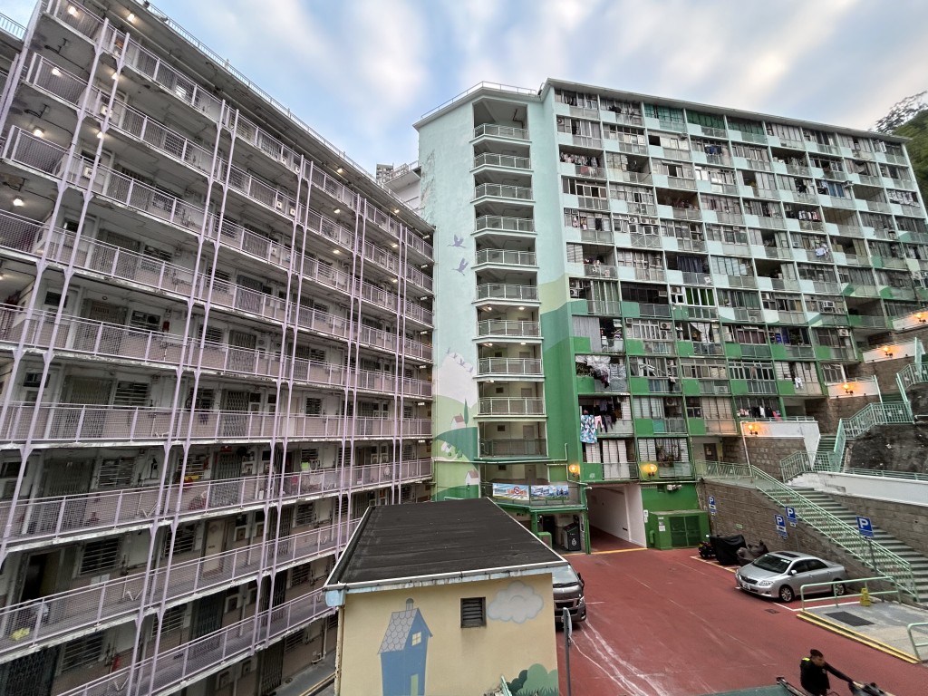 西環邨現有636個公屋單位，據初步研究，西環邨清拆後可以增加460個單位，至約1100個。 