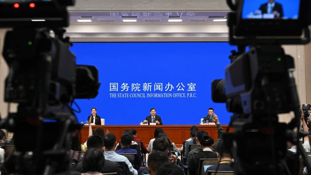 胡和平(中)宣佈會在10底召開台灣光復紀念大會。新華社