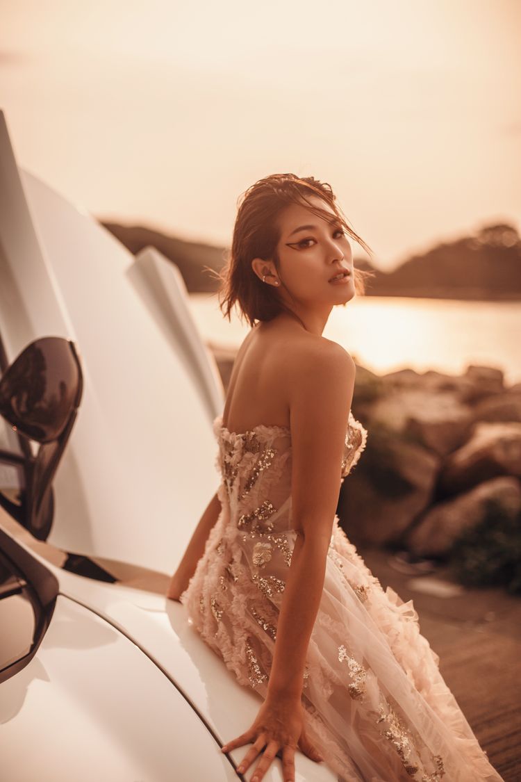 Cheronna換上5個不同的婚紗造型，其中不乏露背和騷腿。