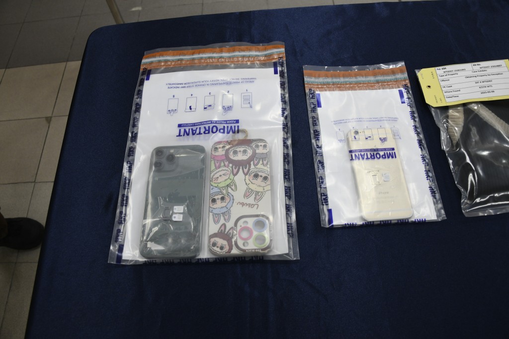 警方檢獲被捕女子犯案的手機。楊偉亨攝