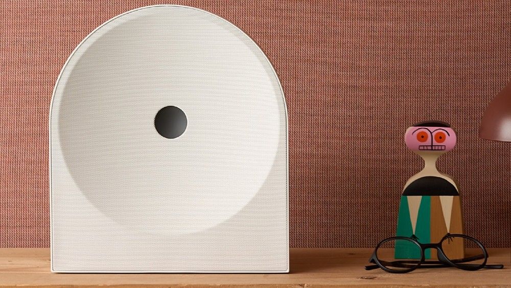 圓中帶方的Music Studio 5，內置4吋低音及雙高音單元，支援AI動態低音控制。