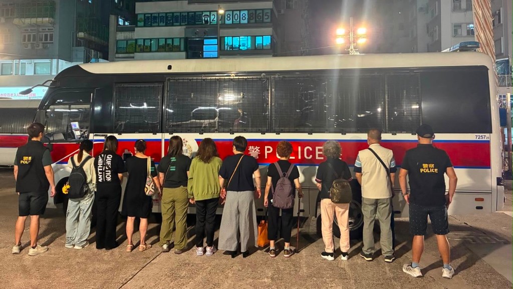 警旺角西洋菜街冚赌拘捕10人 检麻雀枱赌具及现金。警方提供 