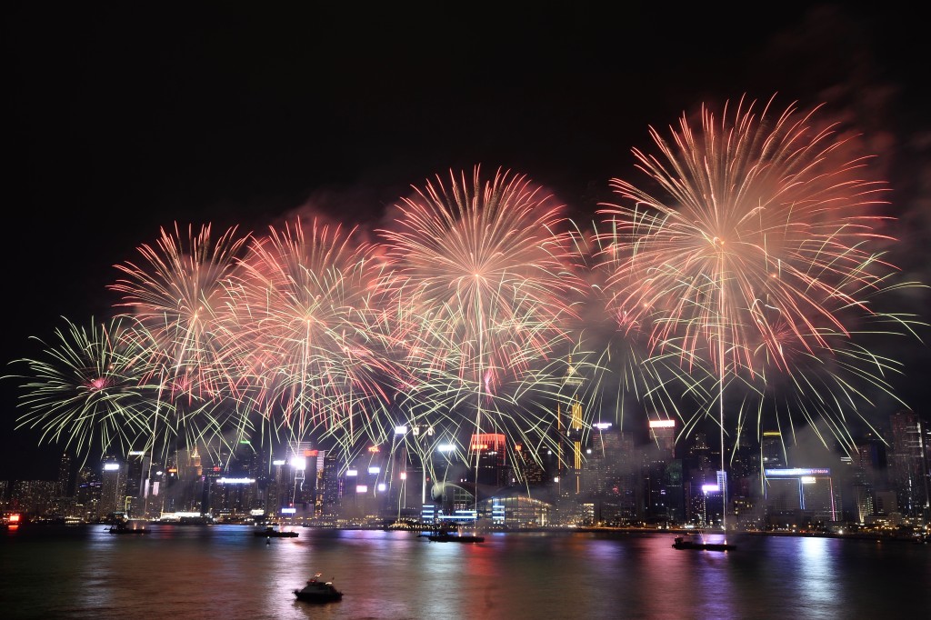 明日是10.1国庆，亦是本港5年来再次举办烟花滙演。图为2018年的国庆烟花。资料图片