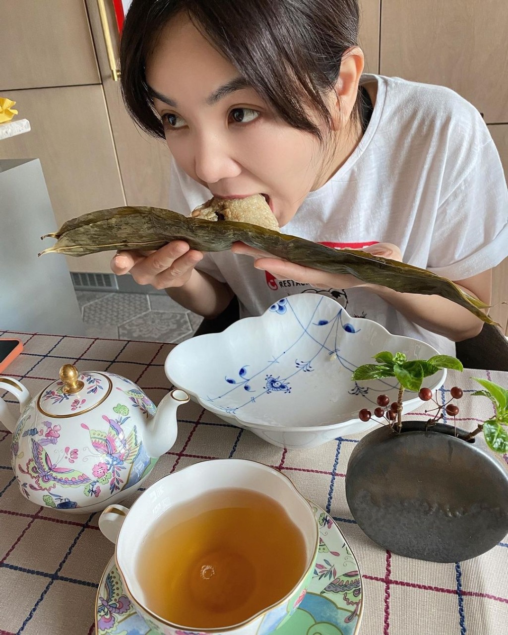 Ella大啖食糉，好豪邁！