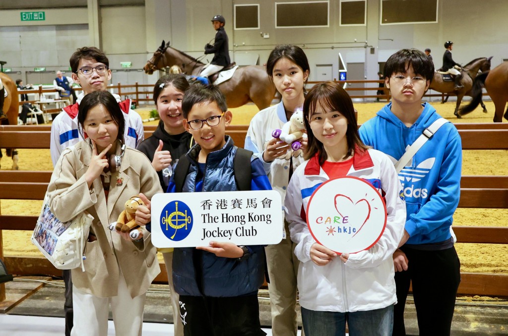 香港賽馬會義工之一的孫禕雯(前排右一)周日帶領共創明Teen校友會的同學入場觀賽。徐嘉華攝 香港賽馬會義工之一的孫禕雯(前排右一)周日帶領共創明Teen校友會的同學入場觀賽。徐嘉華攝