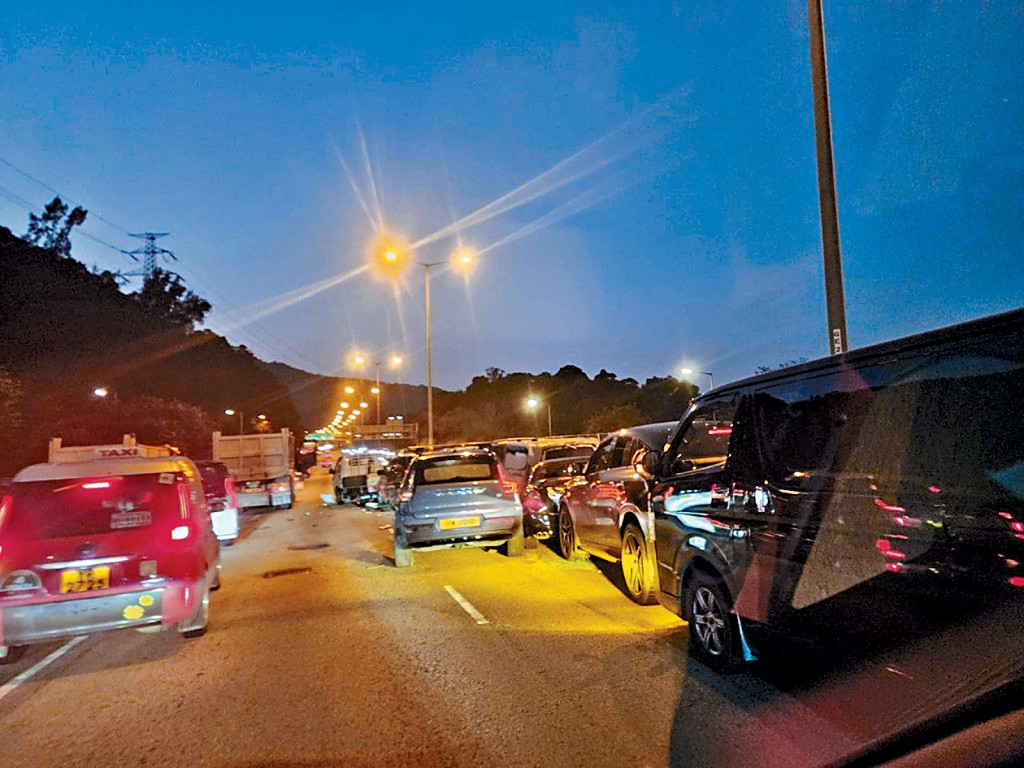 吐露港公路發生至少10車相撞意外，導致交通大擠塞。 