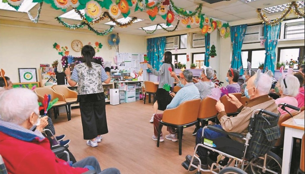 長者在仁愛堂（元朗區）長者社區照顧服務券日間護理單位參與社交活動。