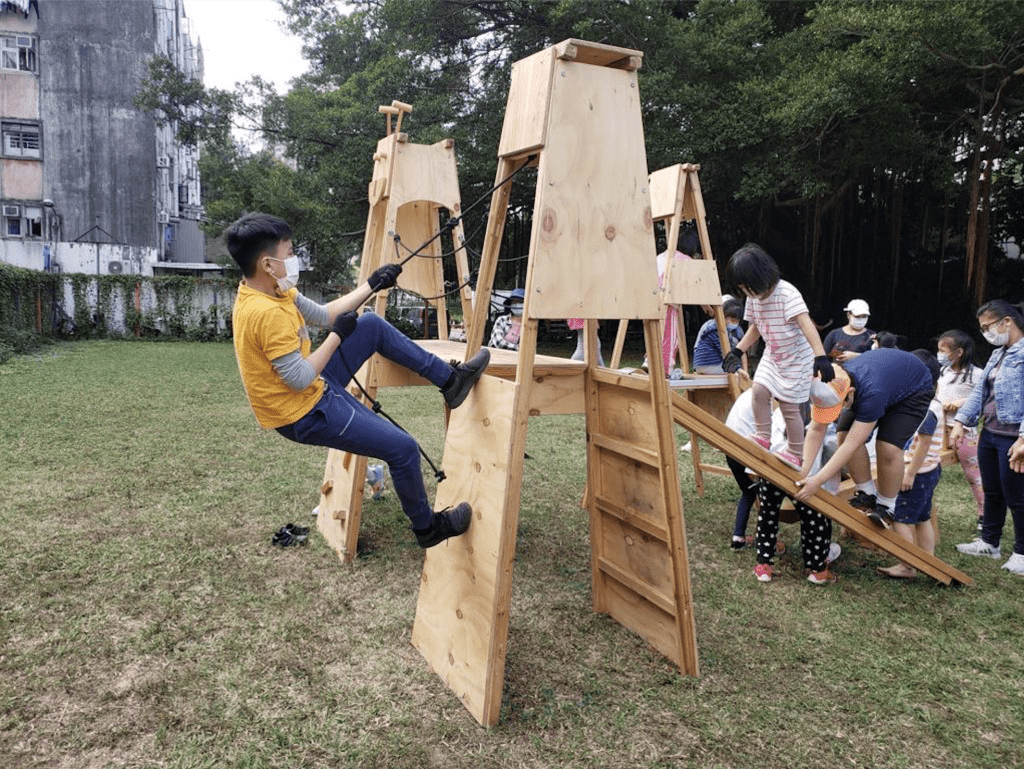 小朋友在自己動手砌成的遊樂場裏玩耍。