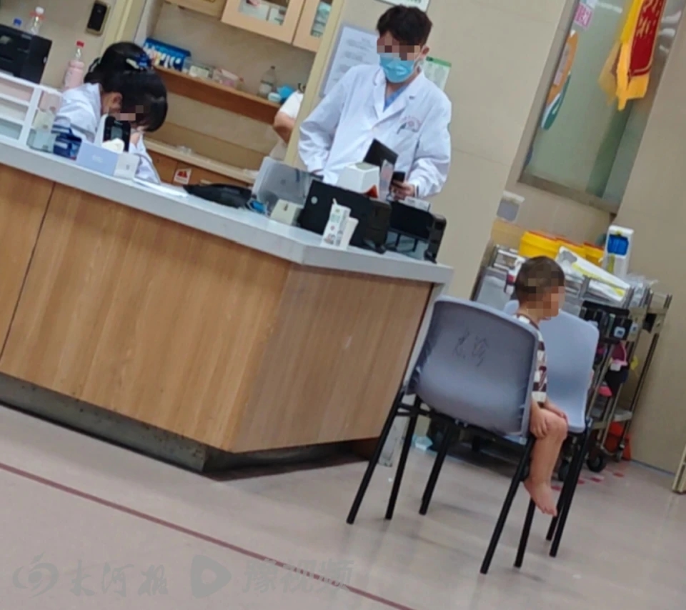 男童被警方發現後送到醫院檢查身體。 大河報
