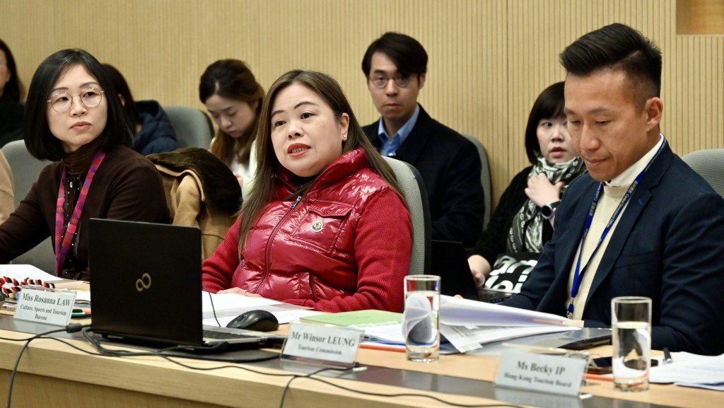 文化體育及旅遊局局長羅淑佩（中）今日（23日）主持會議統籌內地春節黃金周接待旅客訪港的預備工作，並在會上聽取各與會單位代表講解相關準備工作，旅遊事務副專員朱瑞雯（左）亦有出席會議。政府新聞處圖片