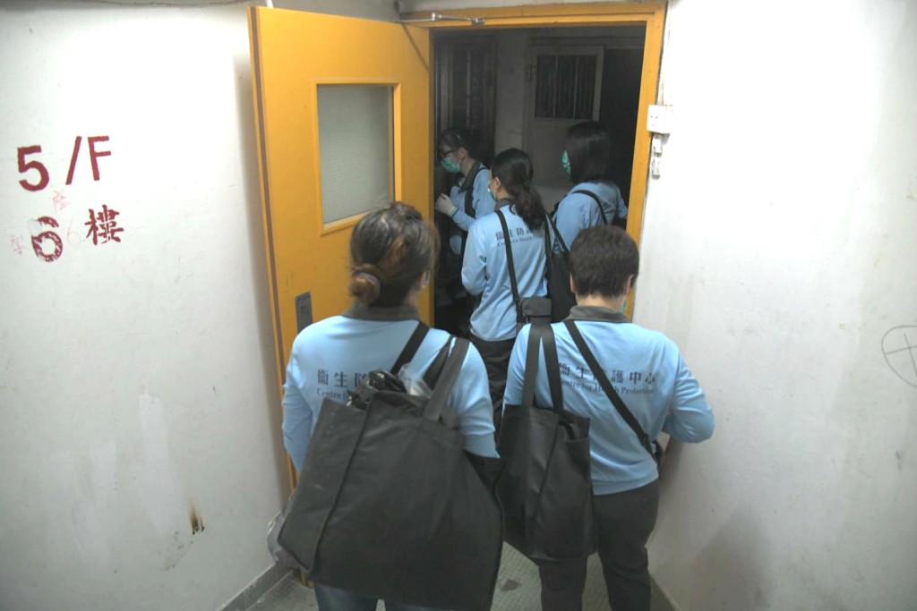 防護中心人員向卓明樓居民派檢測膠樽