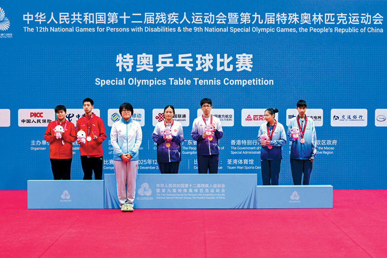 混合雙打16-21歲組別中，港隊的楊城軒與李寶桐於A組勇奪金牌 。