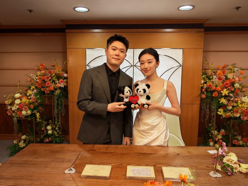 新婚夫婦獲贈大熊貓公仔。 新婚夫婦獲贈大熊貓公仔。