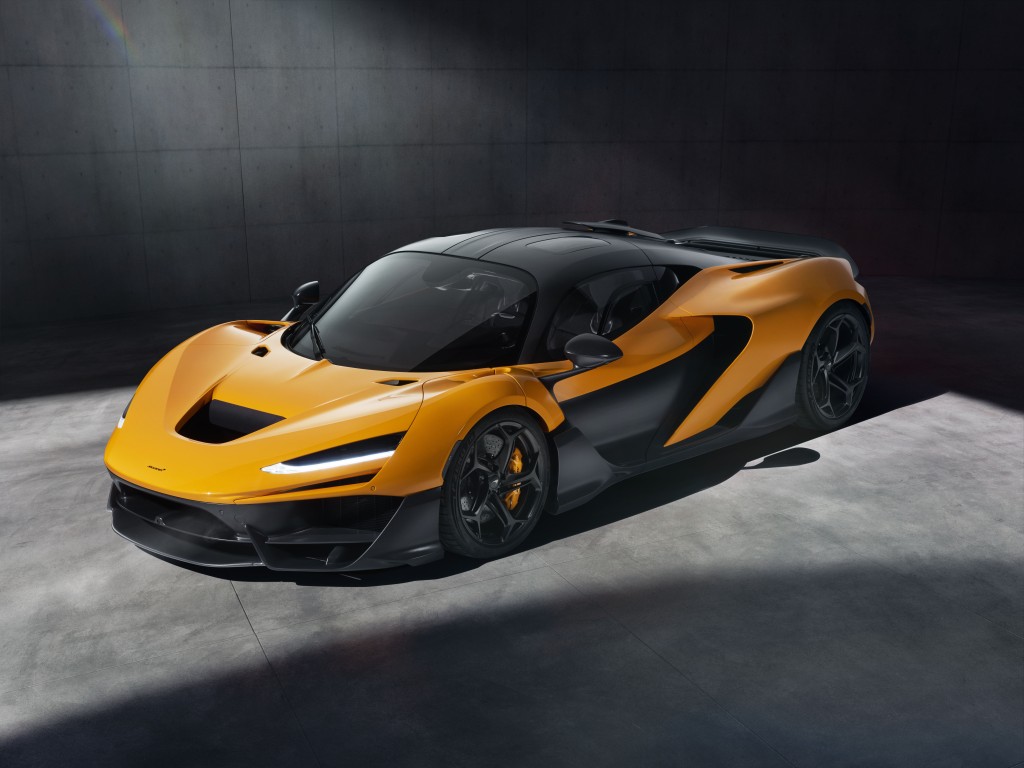 全新McLaren W1極級混能超跑登場，全球限量399輛已全部名花有主，香港代理透露暫時已有6名本地VIP客戶成功認購此車，車子基本售價為200萬英鎊起(未連Options附加項目及稅金)。