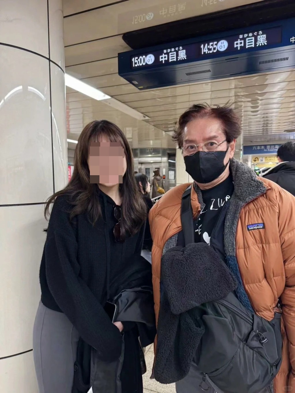 有网民昨日（6日）分享在东京偶遇谭咏麟的照片，并指他与一位女士同行，相信是其太太。