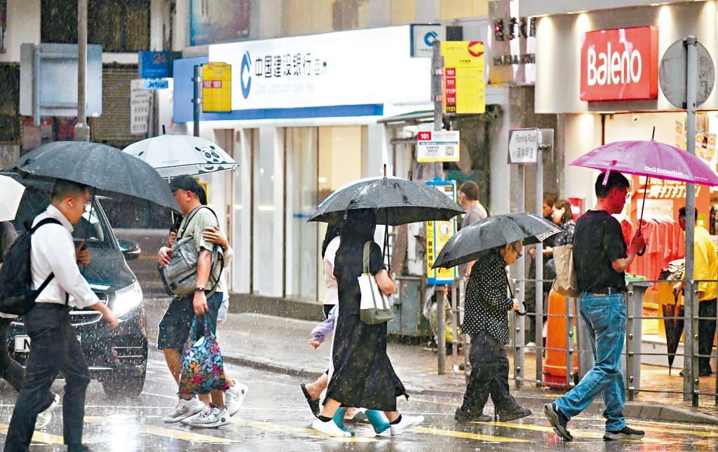 前日的暴雨警告信號,在兩小時由黃轉紅再轉黑。