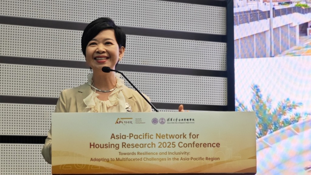 何永賢到清華大學出席亞太住房研究網絡2025年大會,並分享香港經驗。何永賢fb