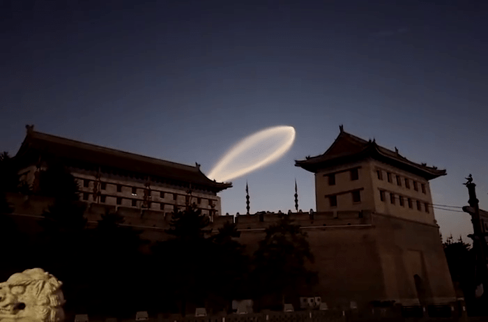 西安城牆上空驚現UFO? 西安城牆上空驚現UFO?