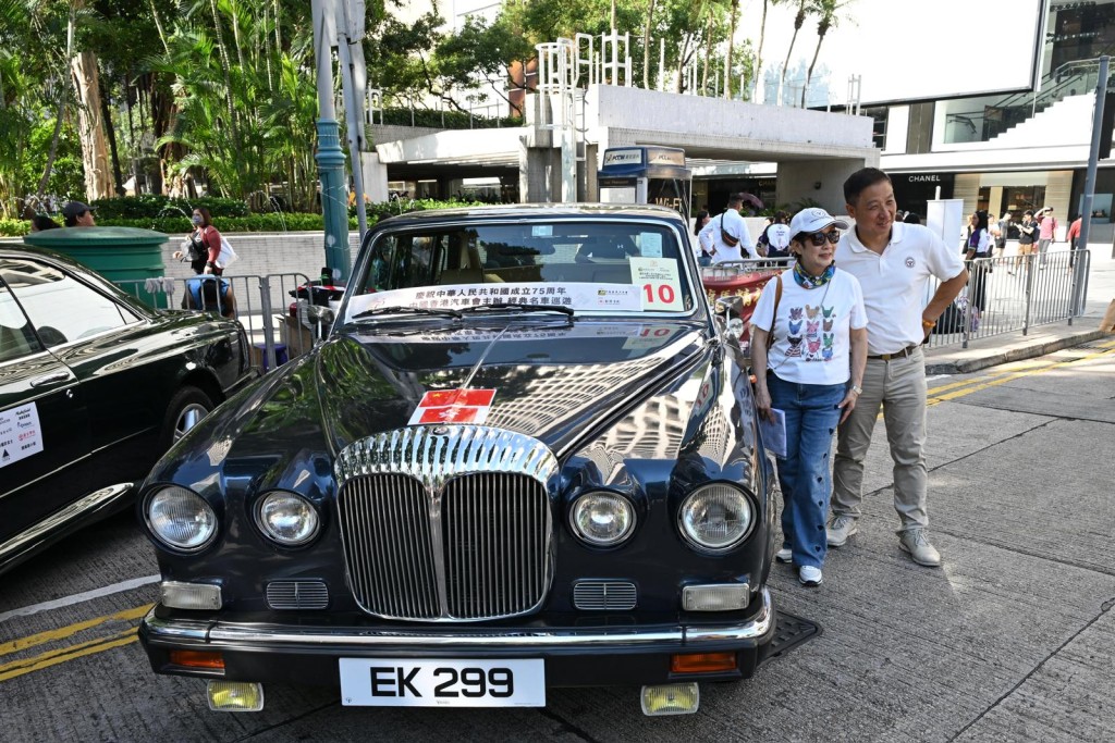 今日的汽车巡游包括75架名车。