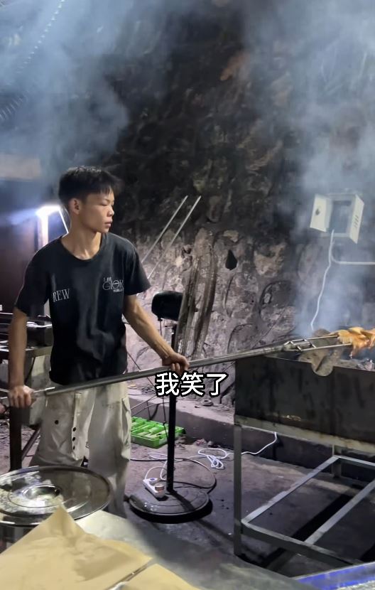 小陳年僅16歲已創業開烤雞檔，日賣百雞營收約萬元人民幣。抖音