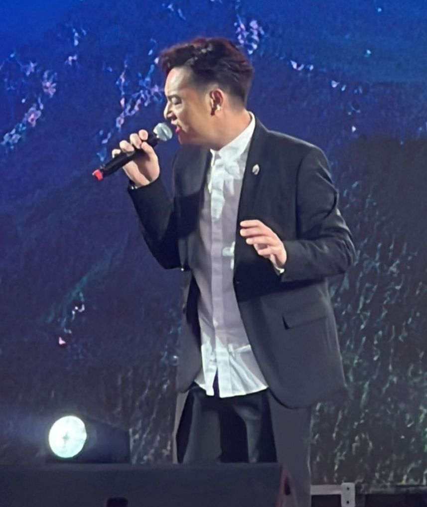 方俊以一曲《爱在深秋》成功晋身决赛12强。