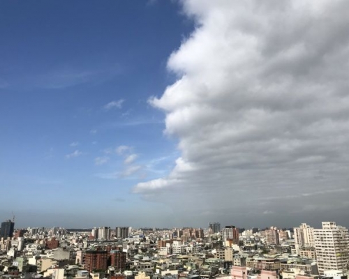 台灣桃園一帶上空，一邊晴朗無雲，另一邊卻烏雲密佈。網圖