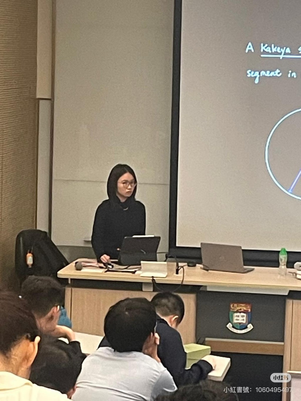 90後女數學家王虹在港大演講，吸引學生逼爆講堂。小紅書