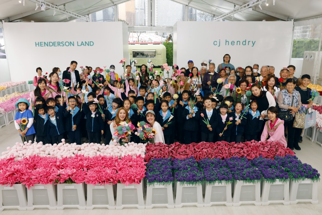 在活動正式向公眾開放前，恒基兆業地產特別邀請160位兒童及長者率先參與，成為「Flower Market」的首批訪客。