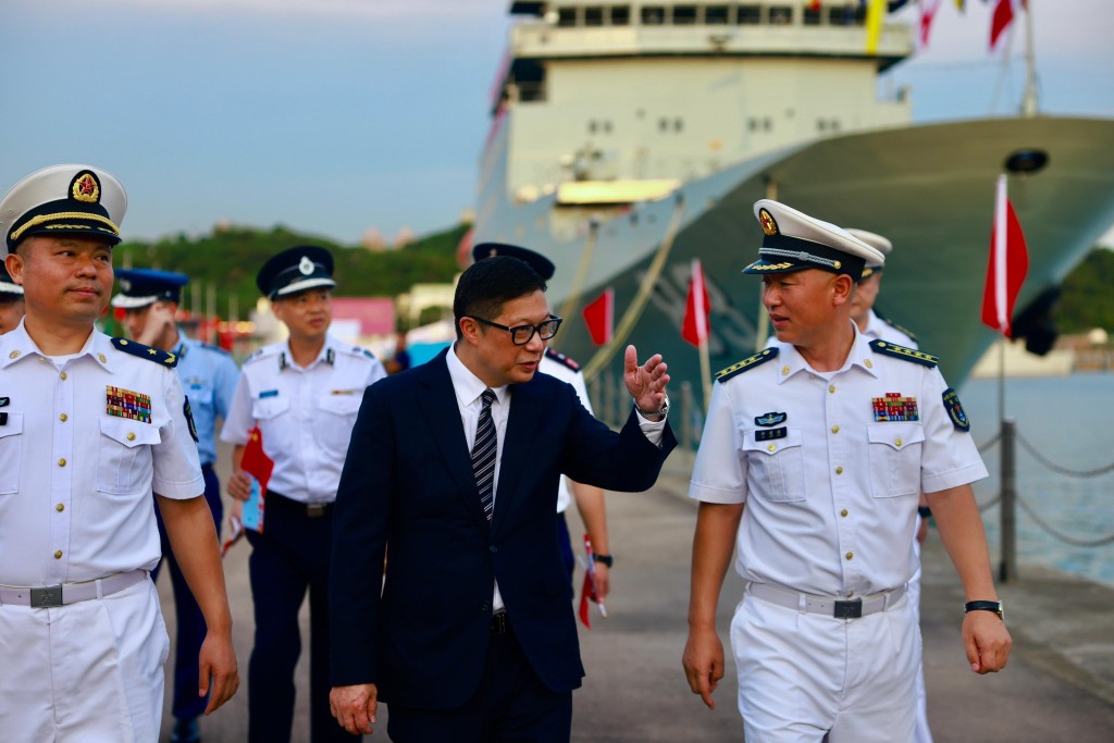 鄧炳強形容香港紀律部隊如海軍將士守衛國家海疆，始終堅守崗位。鄧炳強FB圖片