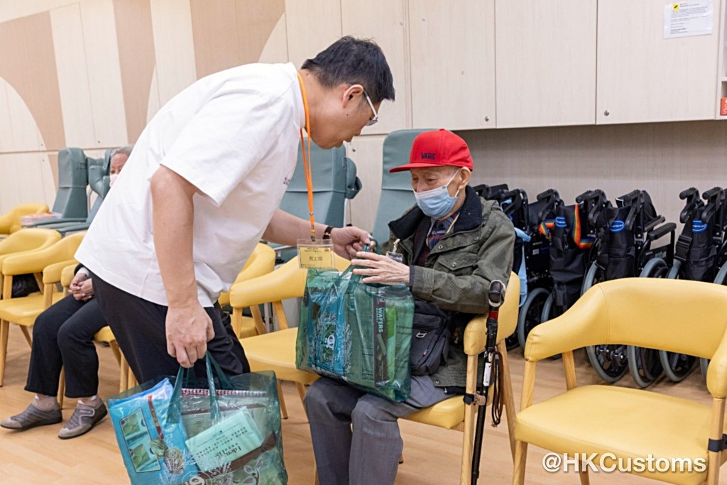 海關義工隊傳遞關愛。fb：香港海關