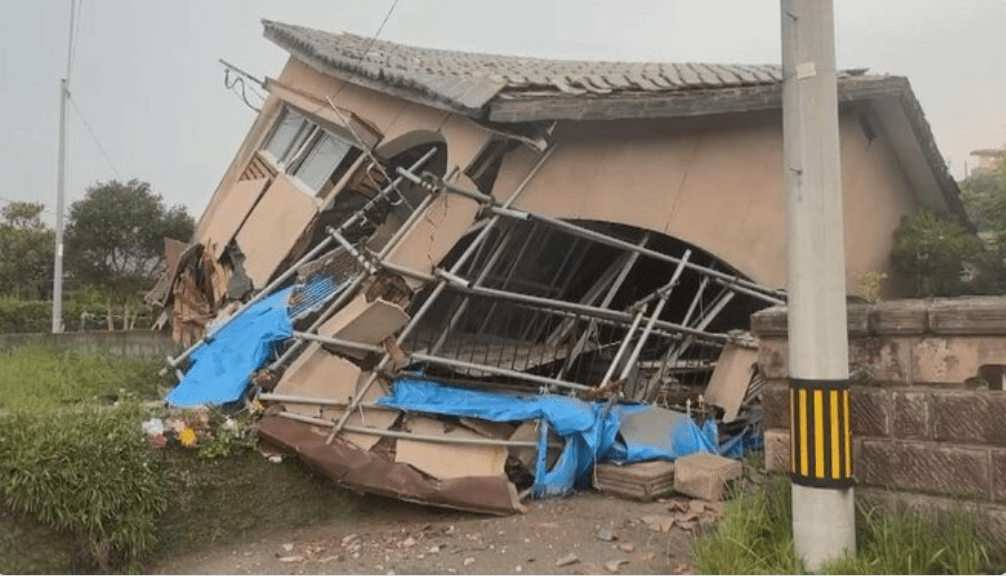 鹿兒島大崎町出現5強以上震度，一幢2層樓高的木造建築物被震至45度角傾斜倒塌。